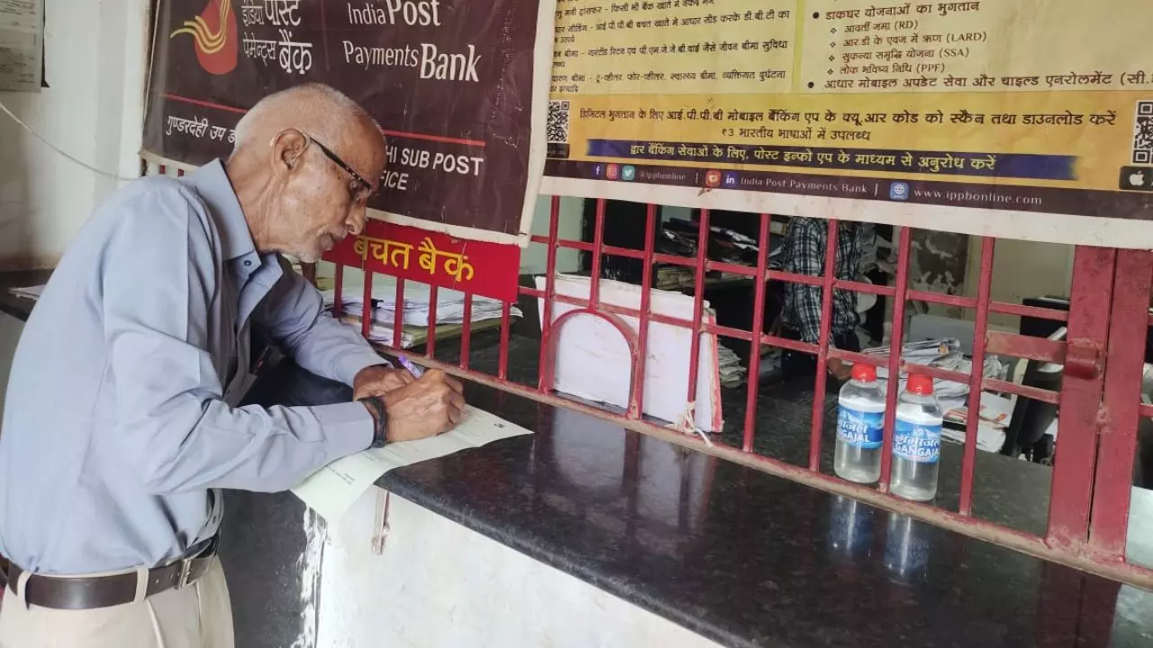 फौज में नहीं हो पाए भर्ती, 32 साल से कर रहे सैनिक सहायता कोष में दान