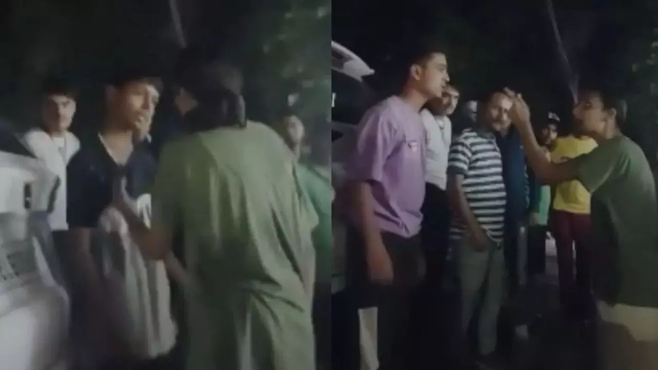 बेटियां किसी से कम हैं क्या? मनचलों को ऐसा कूटा कि वायरल हो गया वीडियो
