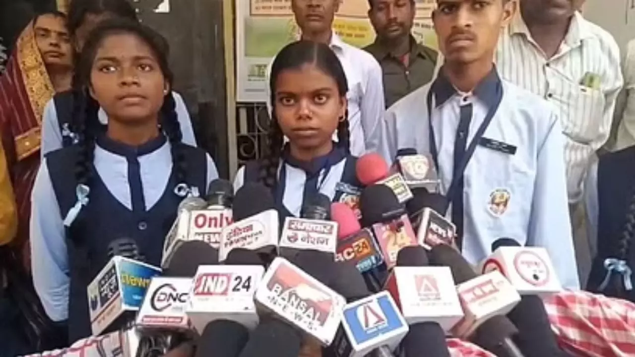 बच्चों ने टीचर मांगा तो भड़के डीओ, कहा- जेल भेज दूंगा...