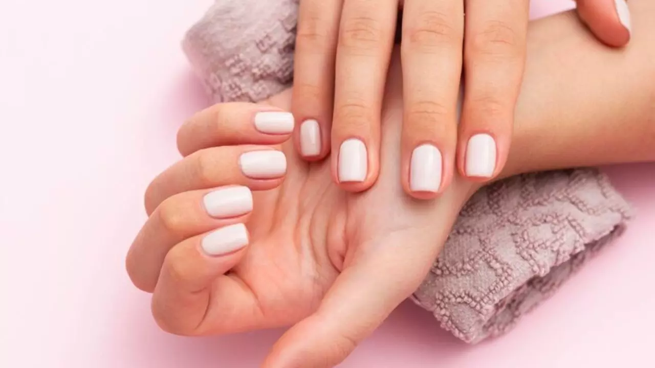 घर पर यूं करें Manicure, चुटकियों में खूबसूरत और चमकदार दिखने लगेंगे नाखून! घर पर यूं करें Manicure, चुटकियों में खूबसूरत और चमकदार दिखने लगेंगे नाखून!