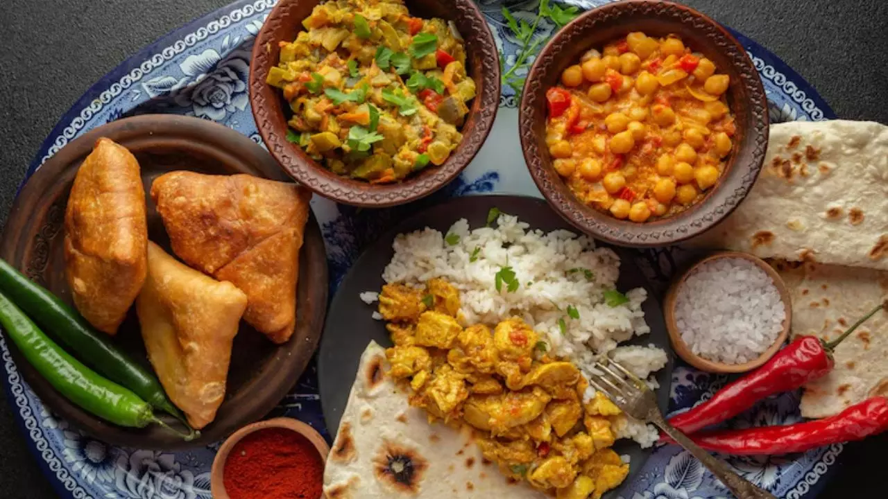 इन 5 फेमस Indian Thalis का स्वाद नहीं लिया, तो क्या खाया? जिंदगी में एक बार जरूर करें ट्राई!