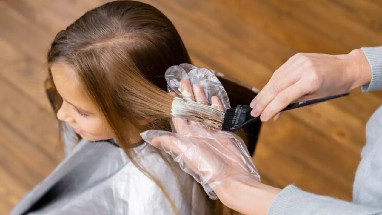 Hair Dye कराने के लिए पॉकेट में नहीं है पैसे, तो आजमाएं ये 3 घरेलू नुस्खे