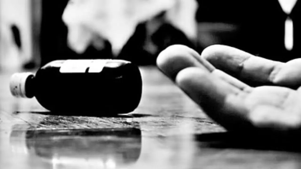 प्रेमियों के साथ पकड़ी गई 2 लड़कियां, शर्म के मारे पी लिया जहर