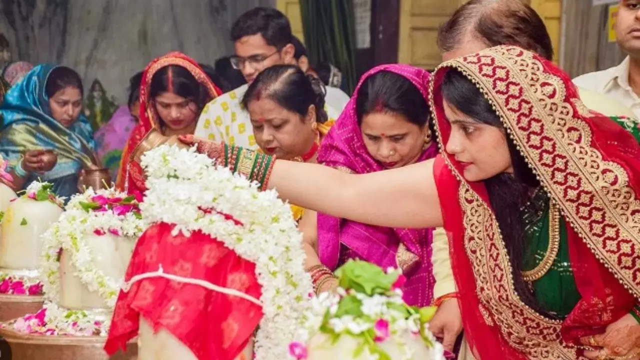हरतालिका तीज के खास मौके पर अपनी सहेलियों को इन मैसेज के जरिए  दें बधाई